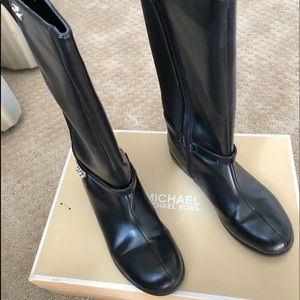 Michael Kors “Parson” boots for girls! 🖤